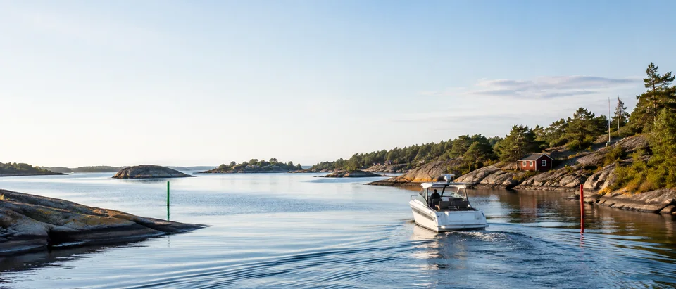 Svensk skärgård med båt